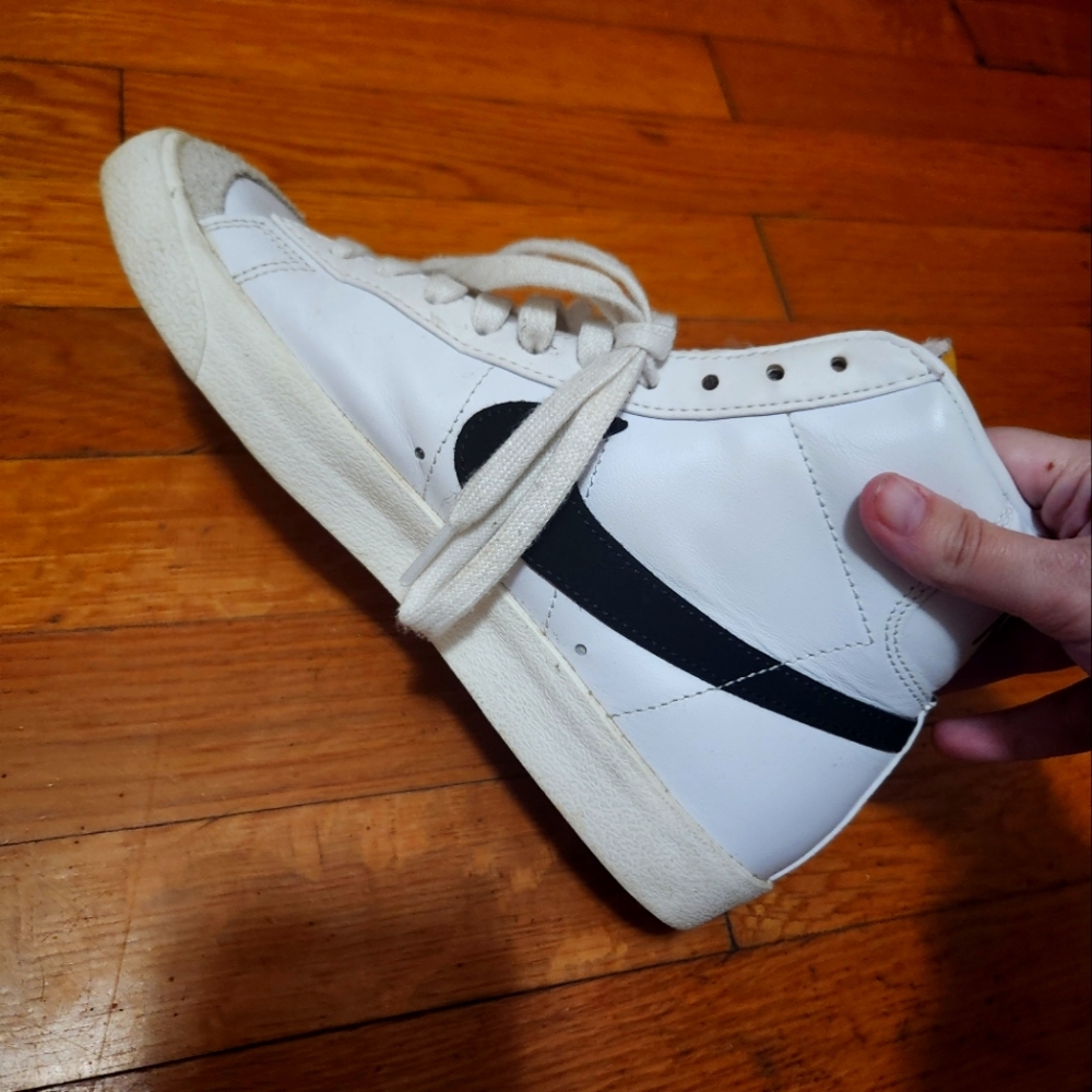 Nike blazers mid 77s size 7.5 only worn twice.